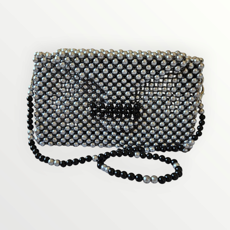 Cartera gris  tipo clutch de perlas acrílicas-1