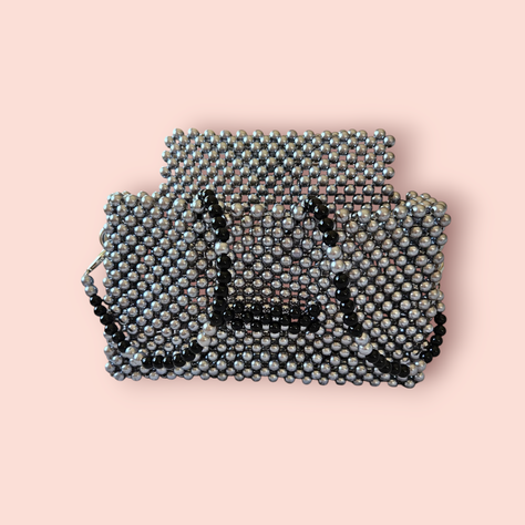 Cartera gris  tipo clutch de perlas acrílicas-2