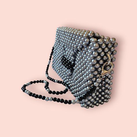 Cartera gris  tipo clutch de perlas acrílicas-4