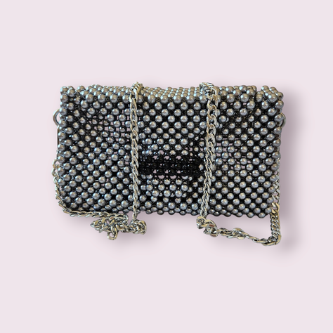 Cartera gris  tipo clutch de perlas acrílicas-5