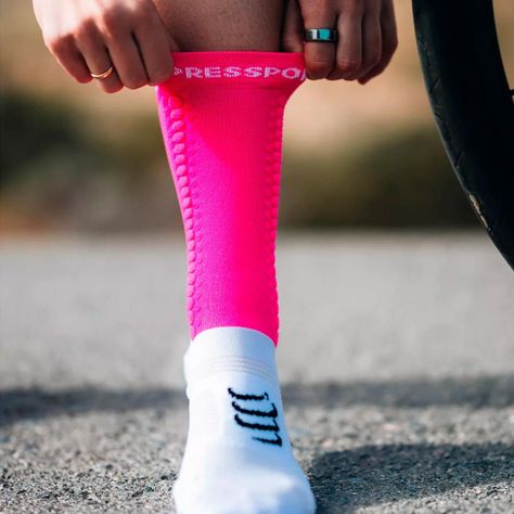 Calcetín Pro Racing Socks v4.0 Bike Rosado Compressport-2
