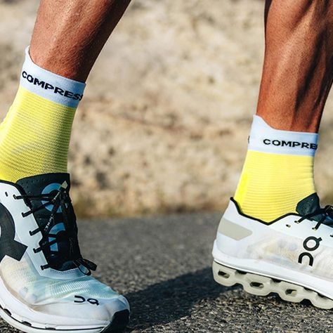 Calcetín Pro Racing v4.0 Run High Amarillo Compressport-2