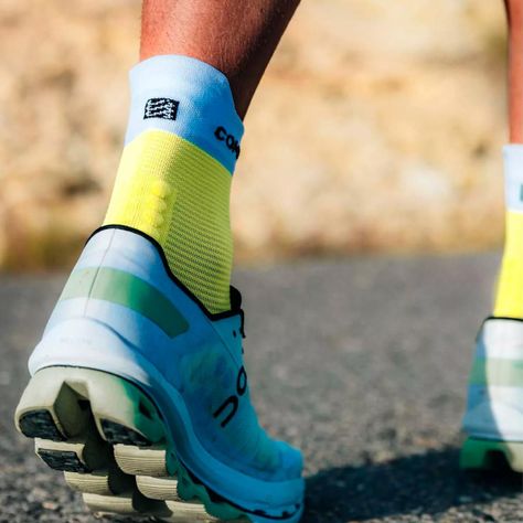 Calcetín Pro Racing v4.0 Run High Amarillo Compressport-4