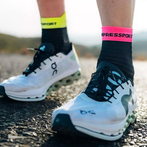 Calcetín Pro Racing v4.0 Ultralight Run High Black Compressport-3