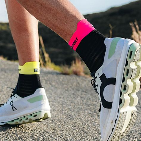 Calcetín Pro Racing v4.0 Ultralight Run High Black Compressport-4