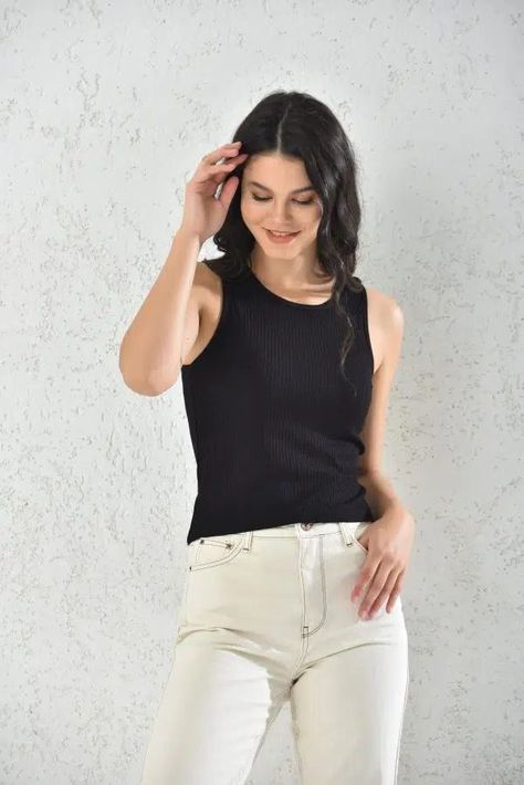 Camiseta Negra Sin Mangas para Mujer-1