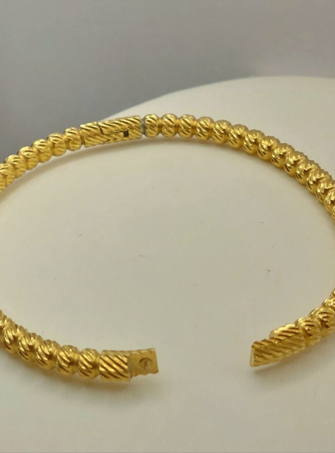 Brazalete Rígido Esferas de Oro Diamantadas con Cierre Click Oro Laminada 18k-1