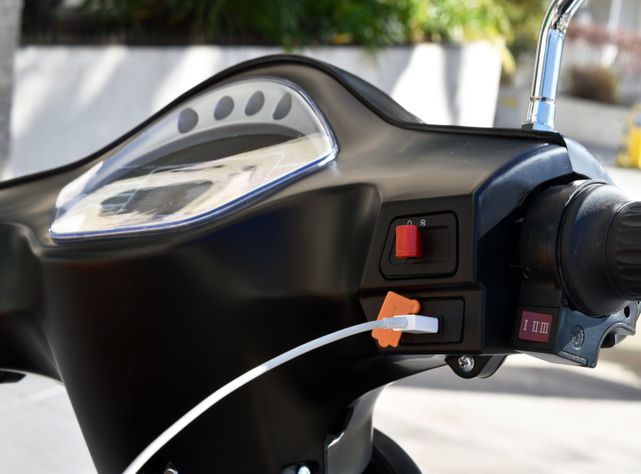 MOBIE MOTO ELECTRICA URBANA M-300-2