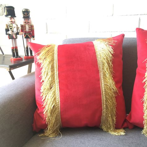 COJIN DECORATIVO DISEÑO FESTIVO ROJO Y DORADO 45X45 RELLENO-1