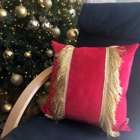 COJIN DECORATIVO DISEÑO FESTIVO ROJO Y DORADO 45X45 RELLENO-2
