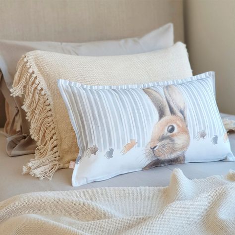 FUNDA COJÍN ALGODÓN PEDRO RABBIT Y CONEJITOS 50X30-1