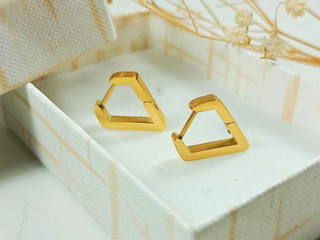 Argolla Aros Huggies Minimalista Triangulo Moderno Chapada En Oro-1