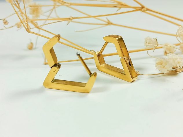 Argolla Aros Huggies Minimalista Triangulo Moderno Chapada En Oro-4