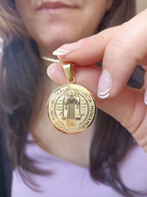 Colgante Medalla San Benito hipoalergenica chapada en oro 18kl-1