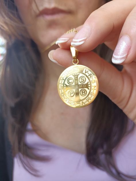 Colgante Medalla San Benito hipoalergenica chapada en oro 18kl-2