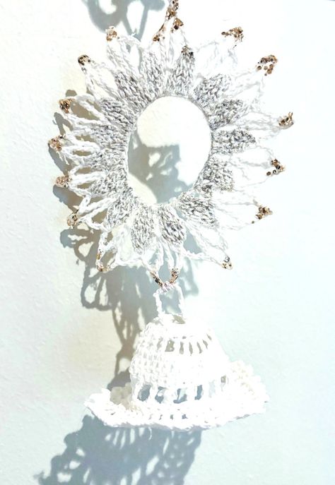 ADORNO EN FORMA DE CORONA CON CAMPANA HECHO A MANO DISEÑO EXCLUSIVO-0
