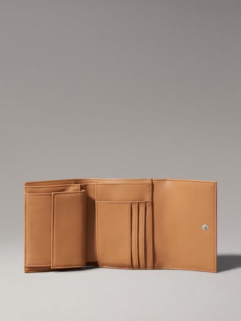 Billetera CK Must Trifold Café Calvin Klein-2