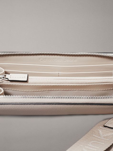 Billetera Over Webbing Beige Calvin Klein-2