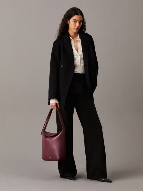 Cartera Bucket Soft Sculpt Burdeo Calvin Klein-1