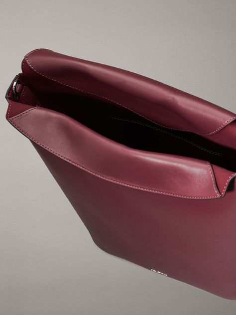 Cartera Bucket Soft Sculpt Burdeo Calvin Klein-2