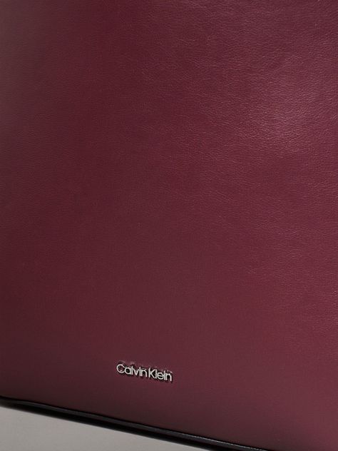 Cartera Bucket Soft Sculpt Burdeo Calvin Klein-3