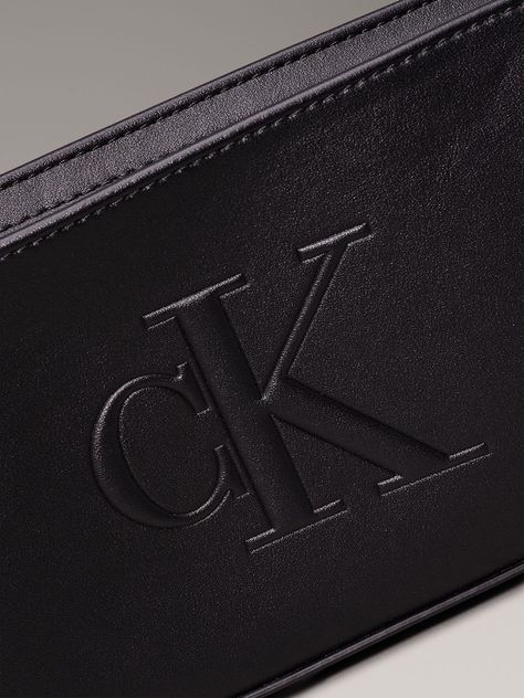 Cartera Sculpted Pouch Negro Calvin Klein-3