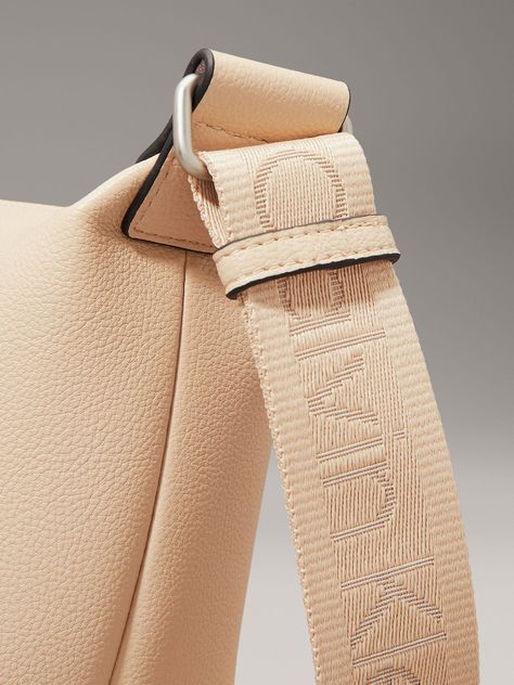 Cartera Over Webbing Beige Calvin Klein-3