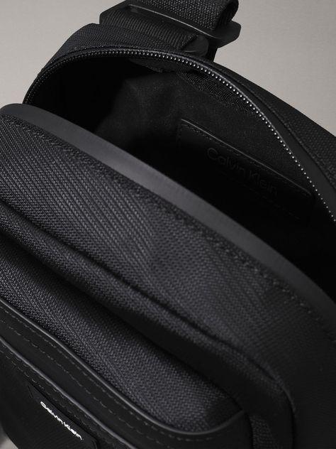 Bolso Reporter CK Essential Negro Calvin Klein-2