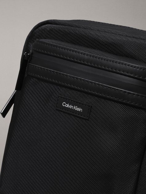 Bolso Reporter CK Essential Negro Calvin Klein-3