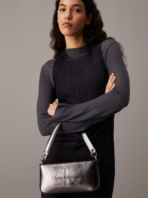 Cartera Sculpted Tum Gris Calvin Klein-1