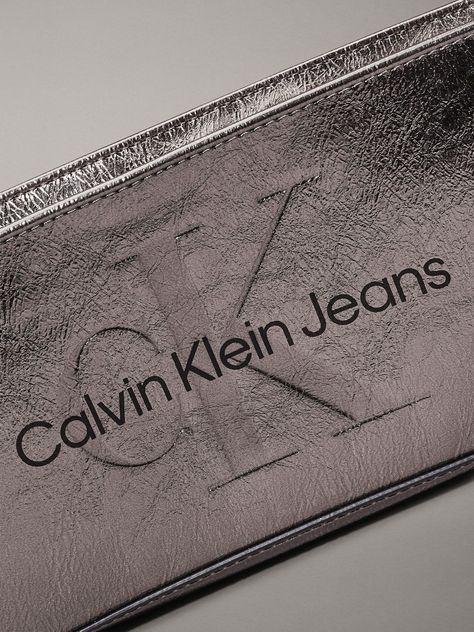 Cartera Sculpted Tum Gris Calvin Klein-3