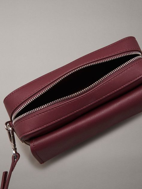 Bandolera CK Linear Saffiano Burdeo Calvin Klein-2