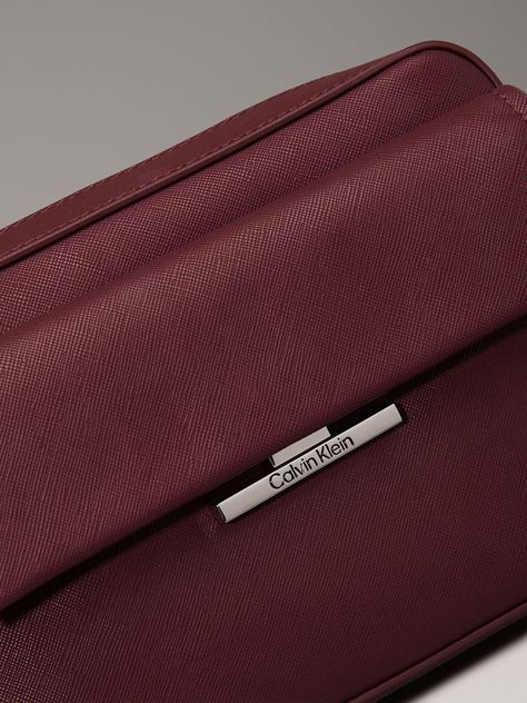 Bandolera CK Linear Saffiano Burdeo Calvin Klein-3