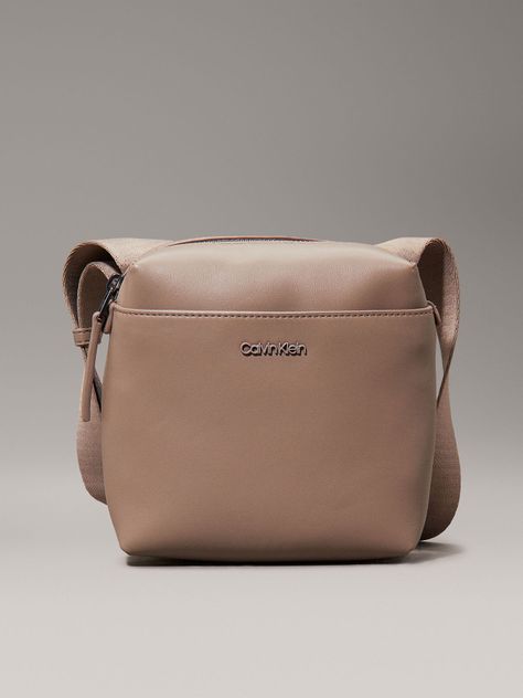 Bolso Reporter Essential Cube Beige Calvin Klein-0