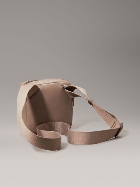 Bolso Reporter Essential Cube Beige Calvin Klein-2