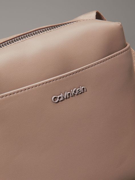 Bolso Reporter Essential Cube Beige Calvin Klein-3