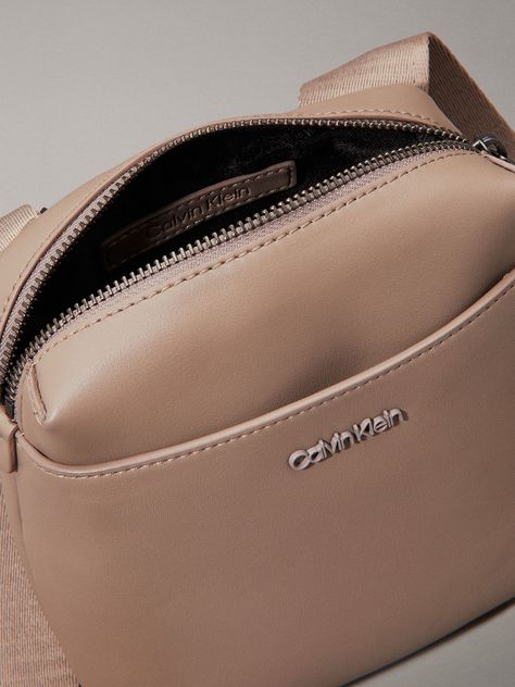 Bolso Reporter Essential Cube Beige Calvin Klein-4