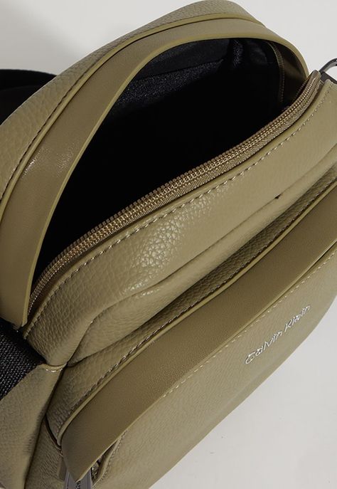Bolso Reporter Ck Must  S Verde Calvin Klein-2