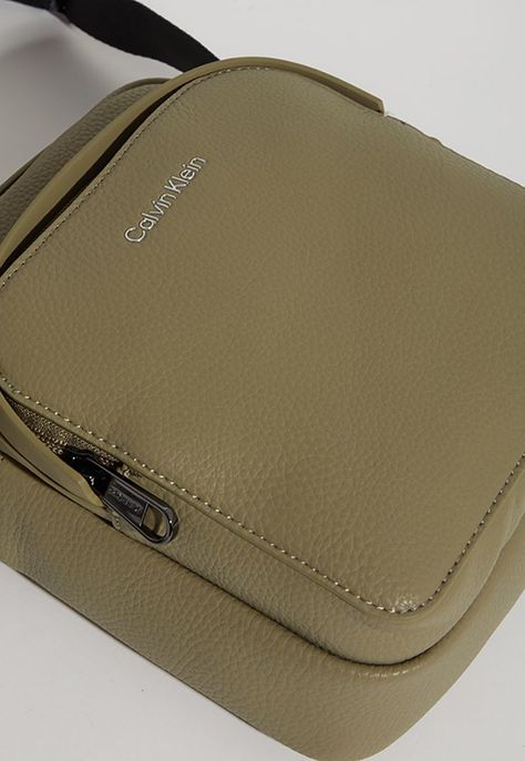 Bolso Reporter Ck Must  S Verde Calvin Klein-3