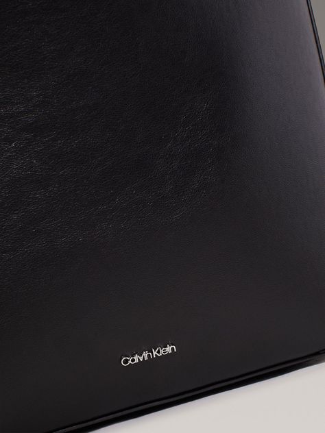 Cartera Bucket Soft Sculpt Negro Calvin Klein-3