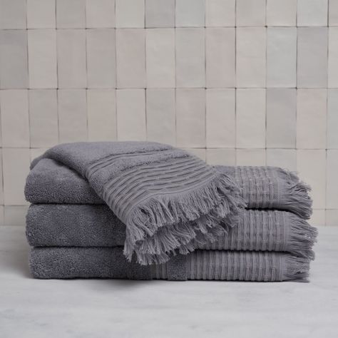 Set de toallas Premium con guarda labrada y flecos, color Gris. 100% algodón turco 620gr.-1