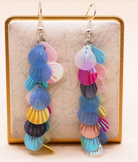 Pendientes Largos Multicolor con Detalle de Conchas-2