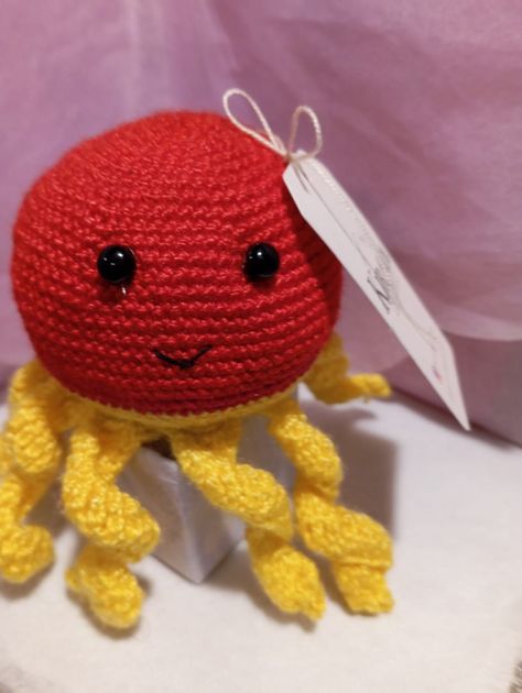 Amigurumi de Pulpo Rojo y Amarillo Tejido a Mano-0