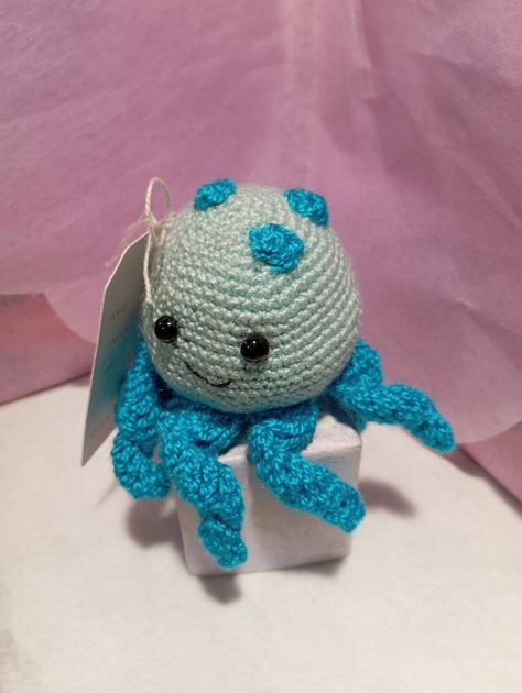 Amigurumi de Pulpo Azul Claro con Detalles Turquesa-1