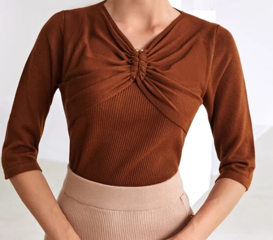 Blusa Marrón con Detalle de Anilla-2