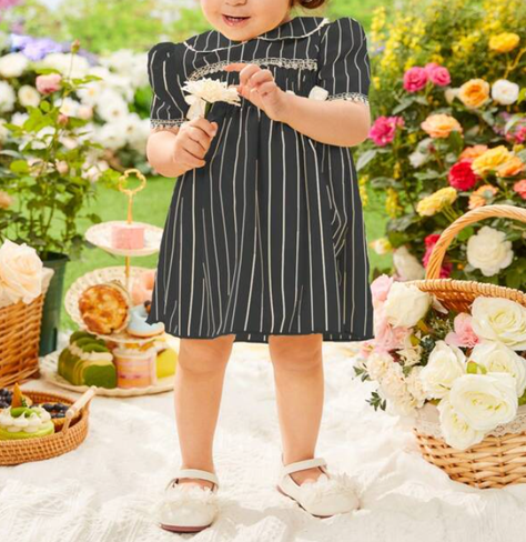 Vestido de Niña con Volante y Fruncido en Color Negro-1