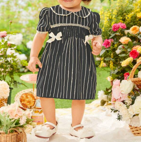 Vestido de Niña con Volante y Fruncido en Color Negro-3