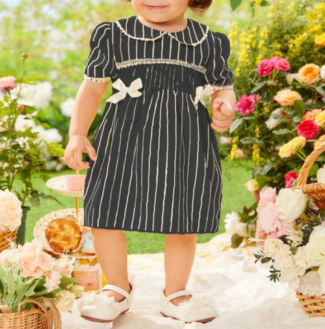 Vestido de Niña con Volante y Fruncido en Color Negro-4