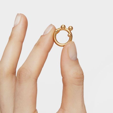 Anilla pequeña con baño de oro 18 kt sobre plata y detalles Hold-8