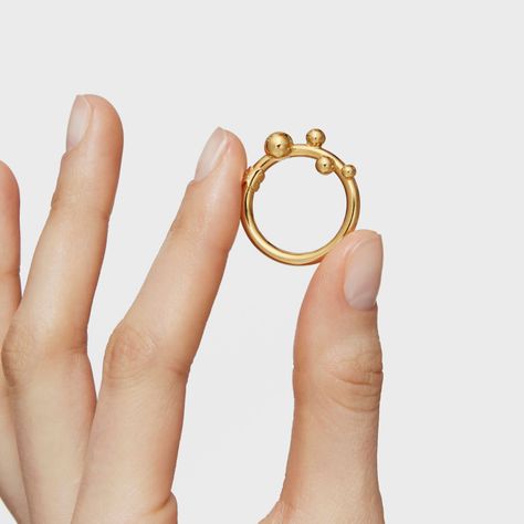 Anilla grande con baño de oro 18 kt sobre plata y detalles Hold-8